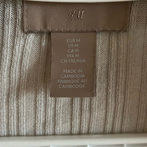 H&M button down T-Shirt - Picture 2 of 5